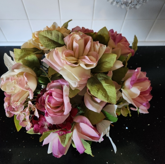 Beautiful faux flowers in vase - Picture 2 of 7